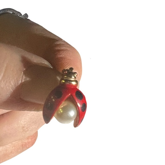 Small ladybug pin with pearl accent - Picture 1 of 3